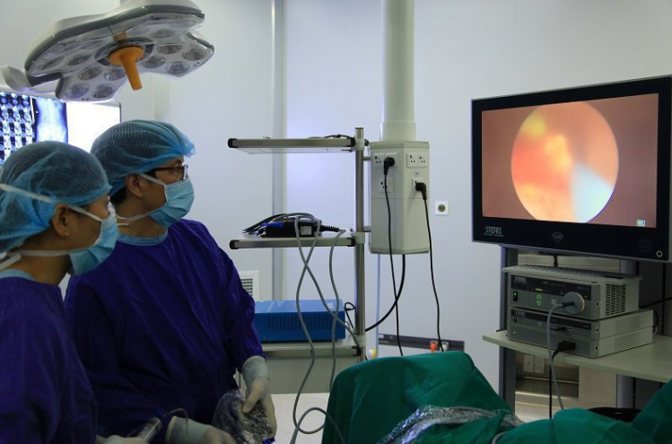 Công nghệ làm tan sỏi gián tiếp giúp bệnh nhân sỏi thận không cần phẫu thuật